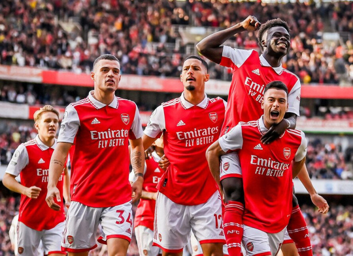 Arsenal trở lại ngôi đầu