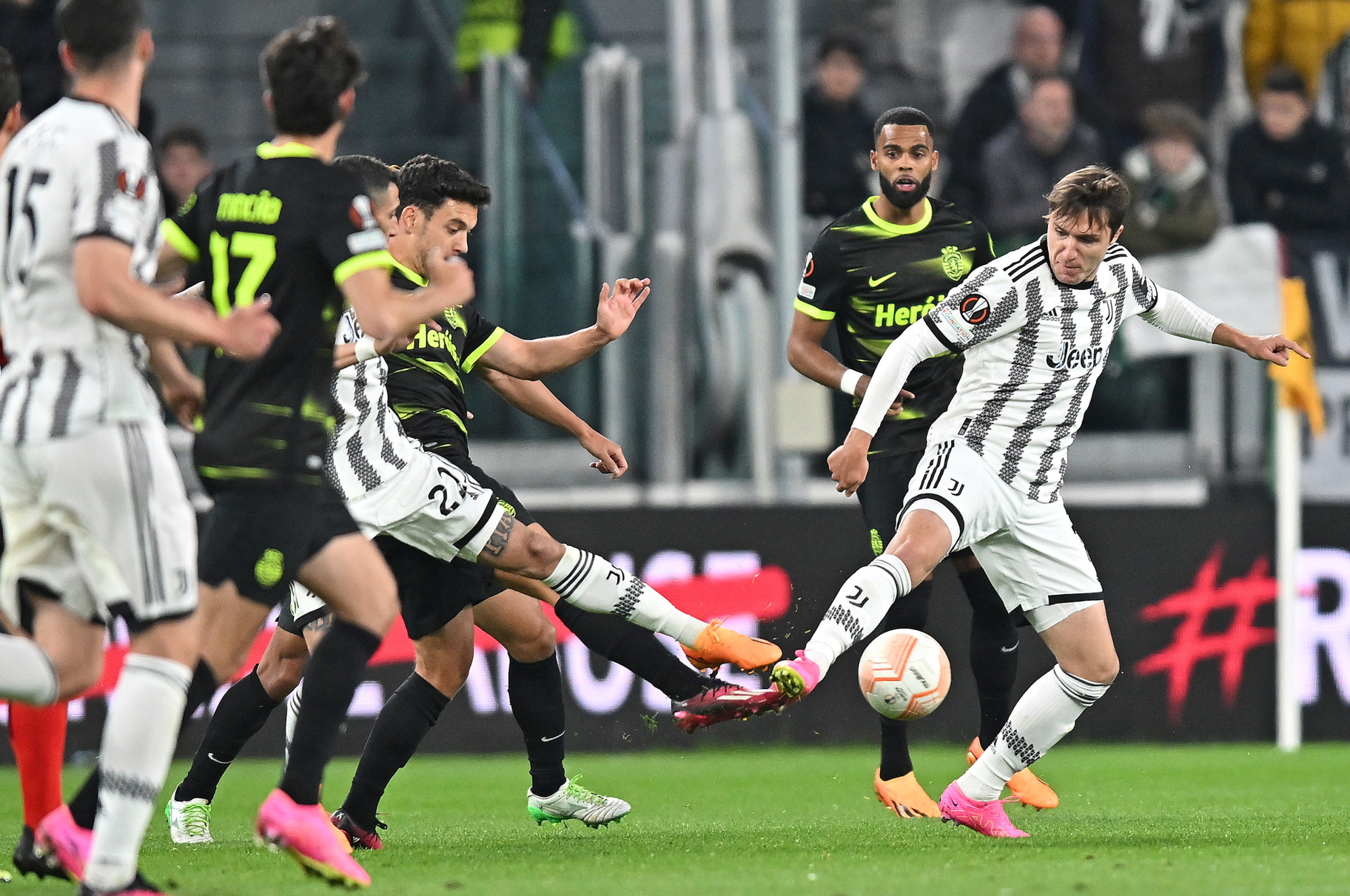 Juventus có lợi thế sân nhà